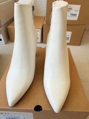 Women’s Pointed-Toe Ankle Boots - White